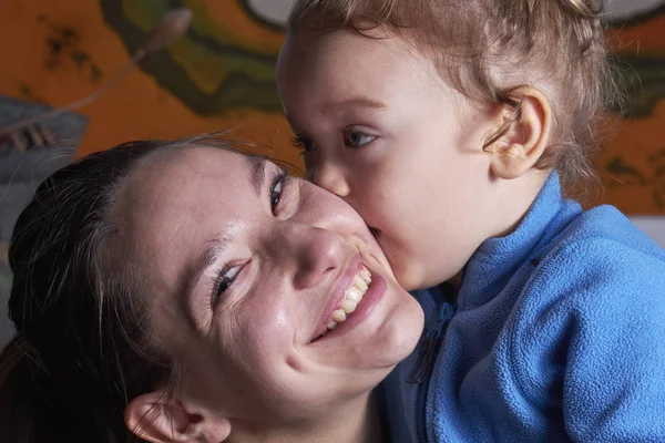 Italie Portrait Une Jeune Mère Embrassant Son Fils Mâle Ans — Photo