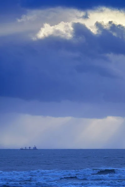 意大利 西西里岛 地中海 货船和风雨云在西西里岛海峡 — 图库照片