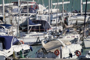 İtalya, Sicilya, Akdeniz, Marina di Ragusa; 28 Kasım 2018, Lüks Yatlar port - Editörden