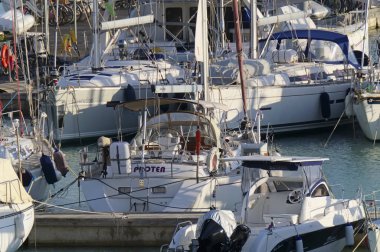 İtalya, Sicilya, Akdeniz, Marina di Ragusa; 28 Kasım 2018, motorlu tekne ve Lüks Yatlar Port - Editörden