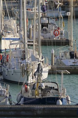 İtalya, Sicilya, Akdeniz, Marina di Ragusa; 28 Kasım 2018, Yelkenli tekneler limanda - Editörden