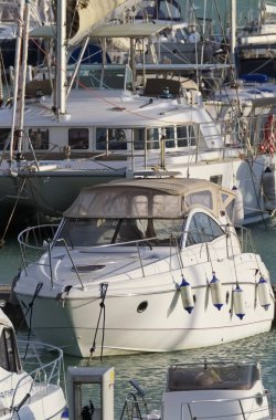 İtalya, Sicilya, Akdeniz, Marina di Ragusa; 28 Kasım 2018, Lüks Yatlar port - Editörden