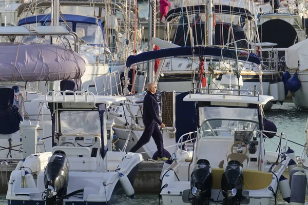 Італія Сицилія Середземне Море Марина Ragusa Листопада 2018 Людей Човни — стокове фото