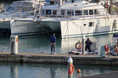 İtalya, Sicilya, Akdeniz, Marina di Ragusa; 30 Kasım 2018, insanlar, tekneler ve Lüks Yatlar Port - Editörden