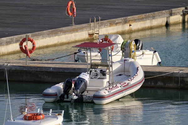 Olaszország Szicília Földközi Tenger Marina Ragusa Motoros Hajók Kikötőben Szerkesztői — Stock Fotó