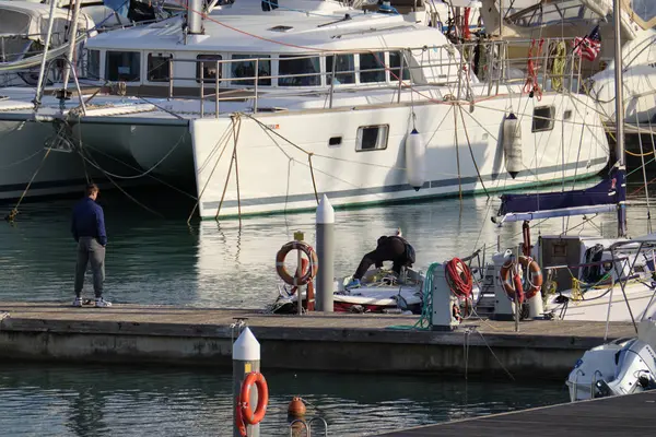 İtalya, Sicilya, Akdeniz, Marina di Ragusa; 30 Kasım 2018, insanlar, tekneler ve Lüks Yatlar Port - Editörden