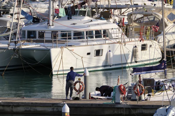 İtalya, Sicilya, Akdeniz, Marina di Ragusa; 30 Kasım 2018, insanlar, tekneler ve Lüks Yatlar Port - Editörden