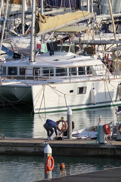İtalya, Sicilya, Akdeniz, Marina di Ragusa; 30 Kasım 2018, insanlar, tekneler ve Lüks Yatlar Port - Editörden