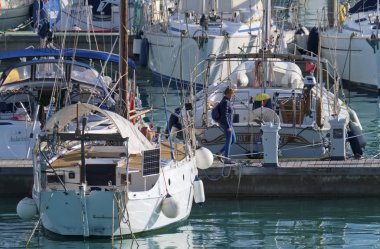 İtalya, Sicilya, Akdeniz, Marina di Ragusa; 2 Aralık 2018, insanlar ve liman - editoryal Lüks Yatlar