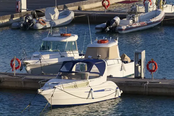 Italien Sicilien Medelhavet Marina Ragusa December 2018 Motorbåtar Hamnen Ledare — Stockfoto