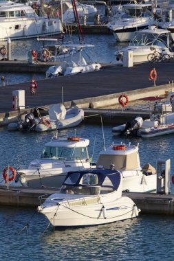 İtalya, Sicilya, Akdeniz, Marina di Ragusa; 3 Aralık 2018, motorlu tekne ve Lüks Yatlar Port - Editörden