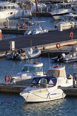 İtalya, Sicilya, Akdeniz, Marina di Ragusa; 3 Aralık 2018, motorlu tekne ve Lüks Yatlar Port - Editörden