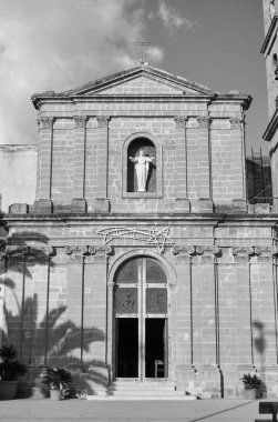 İtalya, Sicilya, Donnalucata (Ragusa Eyaleti), barok kilise cephesi manzarası 
