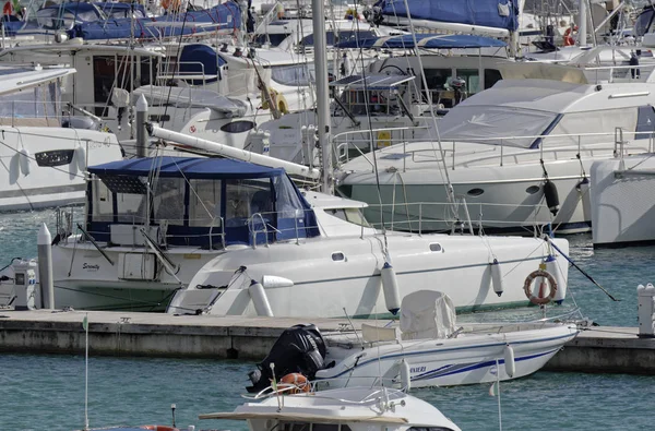Italien Sicilien Medelhavet Marina Ragusa December 2018 Motorbåtar Och Lyxbåtar — Stockfoto