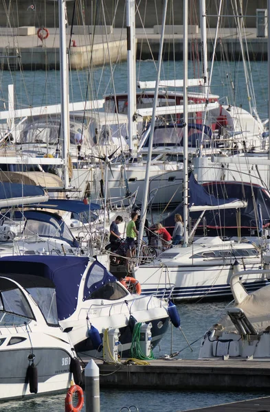 Italia Sicilia Mar Mediterráneo Marina Ragusa Diciembre 2018 Personas Yates —  Fotos de Stock