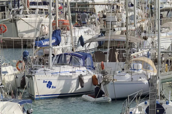 Włochy Sycylia Morze Śródziemne Marina Ragusa Grudnia 2018 Żeglarstwo Łodzie — Zdjęcie stockowe