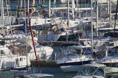 İtalya, Sicilya, Akdeniz, Marina di Ragusa; 10 Aralık 2018, motorlu tekne ve Lüks Yatlar Port - Editörden