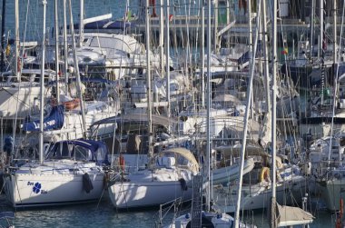 İtalya, Sicilya, Akdeniz, Marina di Ragusa; 10 Aralık 2018, Yelkenli tekneler limanda - Editörden