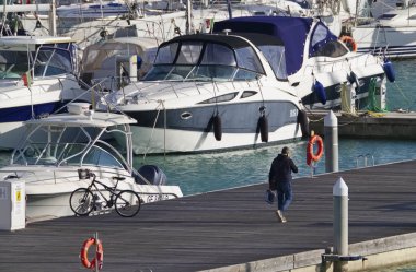 İtalya, Sicilya, Akdeniz, Marina di Ragusa; 11 Aralık 2018, insanlar, tekneler ve Lüks Yatlar Port - Editörden