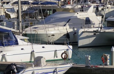 İtalya, Sicilya, Akdeniz, Marina di Ragusa; 11 Aralık 2018, Lüks Yatlar port - Editörden