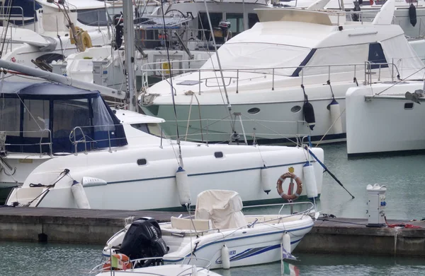 Talya Sicilya Akdeniz Marina Ragusa Aralık 2018 Motorlu Tekne Lüks — Stok fotoğraf