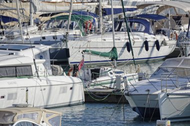 İtalya, Sicilya, Akdeniz, Marina di Ragusa; 13 Aralık 2018, Lüks Yatlar port - Editörden