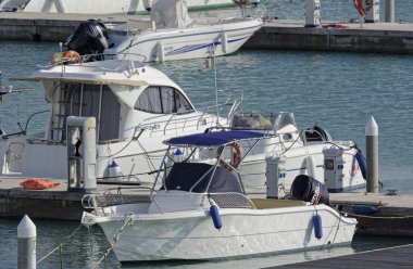 İtalya, Sicilya, Akdeniz, Marina di Ragusa; 13 Aralık 2018, motorlu tekne ve Lüks Yatlar Port - Editörden