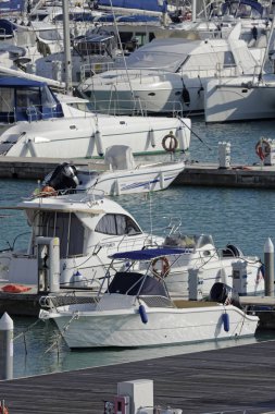 İtalya, Sicilya, Akdeniz, Marina di Ragusa; 13 Aralık 2018, motorlu tekne ve Lüks Yatlar Port - Editörden