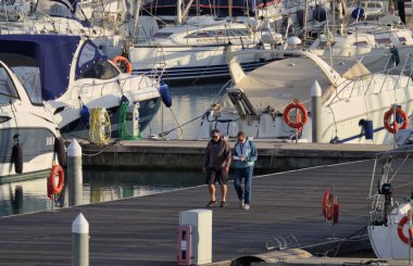 İtalya, Sicilya, Akdeniz, Marina di Ragusa; 13 Aralık 2018, insanlar ve liman - editoryal Lüks Yatlar