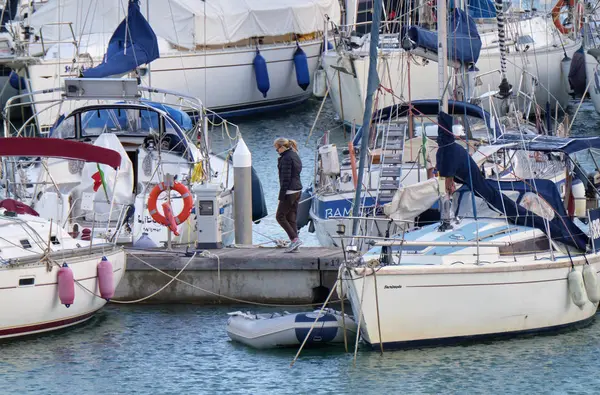 Italië Sicilië Middellandse Zee Marina Ragusa December 2018 Jachten Vrouw — Stockfoto