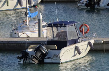 İtalya, Sicilya, Akdeniz, Marina di Ragusa; 16 Aralık 2018, motorlu tekne ve Lüks Yatlar Port - Editörden