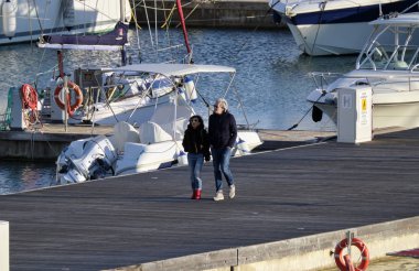 İtalya, Sicilya, Akdeniz, Marina di Ragusa; 16 Aralık 2018, insanlar ve liman - editoryal Lüks Yatlar