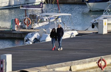 İtalya, Sicilya, Akdeniz, Marina di Ragusa; 16 Aralık 2018, insanlar ve liman - editoryal Lüks Yatlar