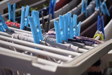 Kurutma askısında çamaşır yıkadım.