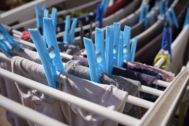 Kurutma askısında çamaşır yıkadım.