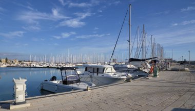 İtalya, Sicilya, Akdeniz, Marina di Ragusa; 20 Aralık 2018, motorlu tekne ve Lüks Yatlar Port - Editörden