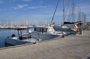 İtalya, Sicilya, Akdeniz, Marina di Ragusa; 20 Aralık 2018, motorlu tekne ve Lüks Yatlar Port - Editörden