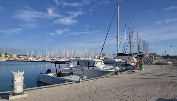 意大利 西西里岛 地中海 滨海迪拉古萨 2018年12月20日 港口有摩托艇和豪华游艇 — 图库照片