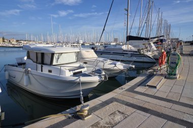 İtalya, Sicilya, Akdeniz, Marina di Ragusa; 20 Aralık 2018, motorlu tekne ve Lüks Yatlar Port - Editörden