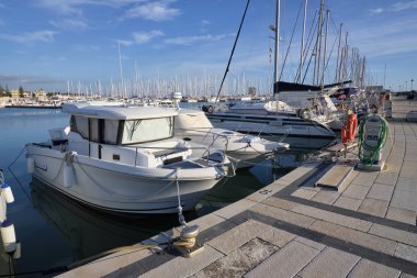 İtalya, Sicilya, Akdeniz, Marina di Ragusa; 20 Aralık 2018, motorlu tekne ve Lüks Yatlar Port - Editörden