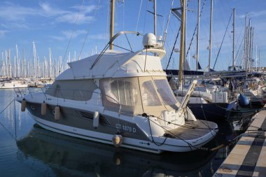 İtalya, Sicilya, Akdeniz, Marina di Ragusa; 20 Aralık 2018, Lüks Yatlar port - Editörden