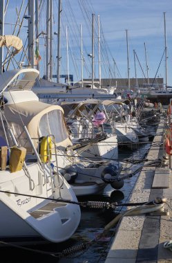 İtalya, Sicilya, Akdeniz, Marina di Ragusa; 20 Aralık 2018, Lüks Yatlar port - Editörden