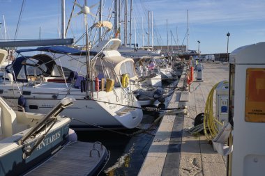İtalya, Sicilya, Akdeniz, Marina di Ragusa; 20 Aralık 2018, Lüks Yatlar port - Editörden