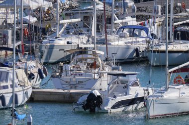 İtalya, Sicilya, Akdeniz, Marina di Ragusa; 22 Aralık 2018, motorlu tekne ve Lüks Yatlar Port - Editörden