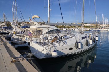 İtalya, Sicilya, Akdeniz, Marina di Ragusa; 20 Aralık 2018, Lüks Yatlar port - Editörden