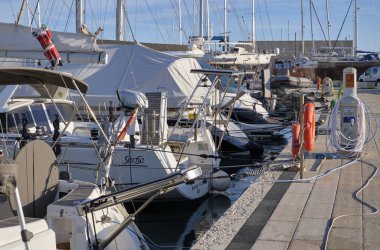 İtalya, Sicilya, Akdeniz, Marina di Ragusa; 20 Aralık 2018, Lüks Yatlar port - Editörden