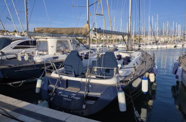 İtalya, Sicilya, Akdeniz, Marina di Ragusa; 20 Aralık 2018, Lüks Yatlar port - Editörden