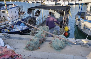 İtalya, Sicilya, Akdeniz, Marina di Ragusa; Onun ağlar Port bir balıkçı teknesinde temizlik balıkçı 