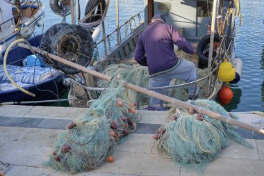 İtalya, Sicilya, Akdeniz, Marina di Ragusa; Onun ağlar Port bir balıkçı teknesinde temizlik balıkçı 