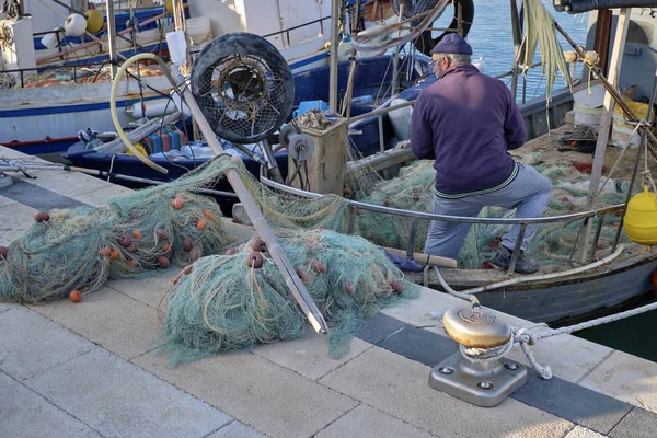 Italia Sicilia Mar Mediterráneo Marina Ragusa Diciembre 2018 Pescador Limpiando — Foto de Stock